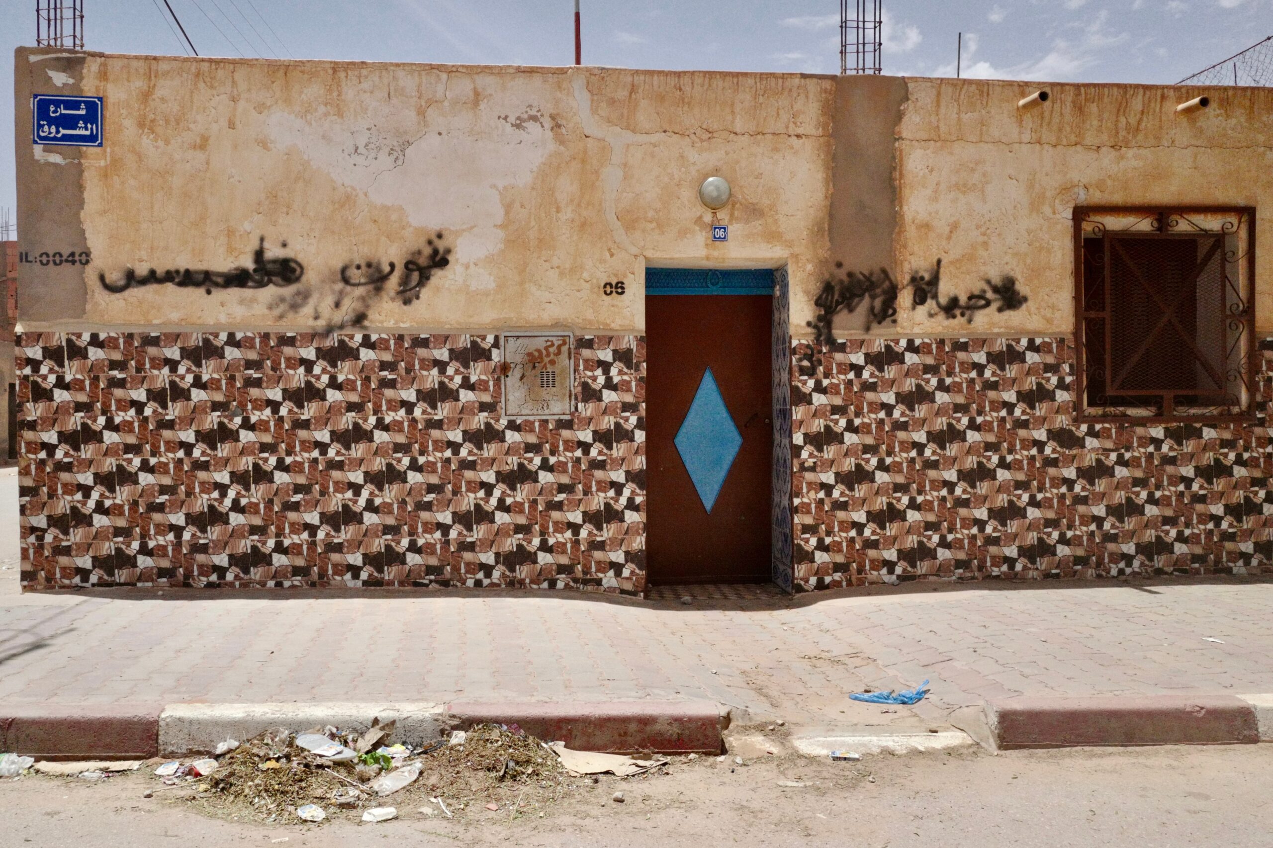 La casa del captor, donde Omar bin Omran estuvo retenido durante 26 años. En el extremo derecho, la ventana, enrejada con metal, da a la calle