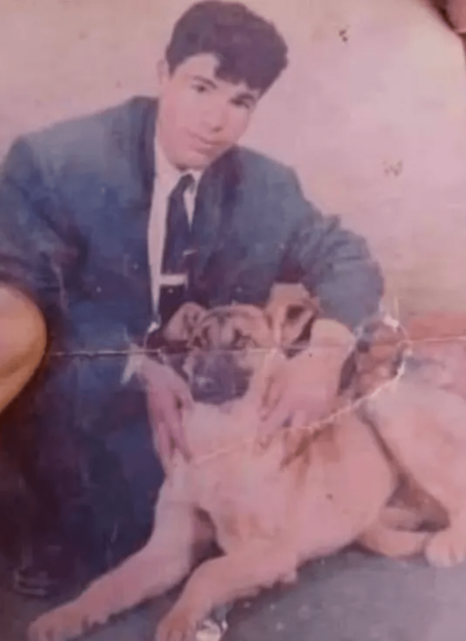 Bin Omran en su adolescencia, poco antes de su desaparición, con su fiel perro Rocky