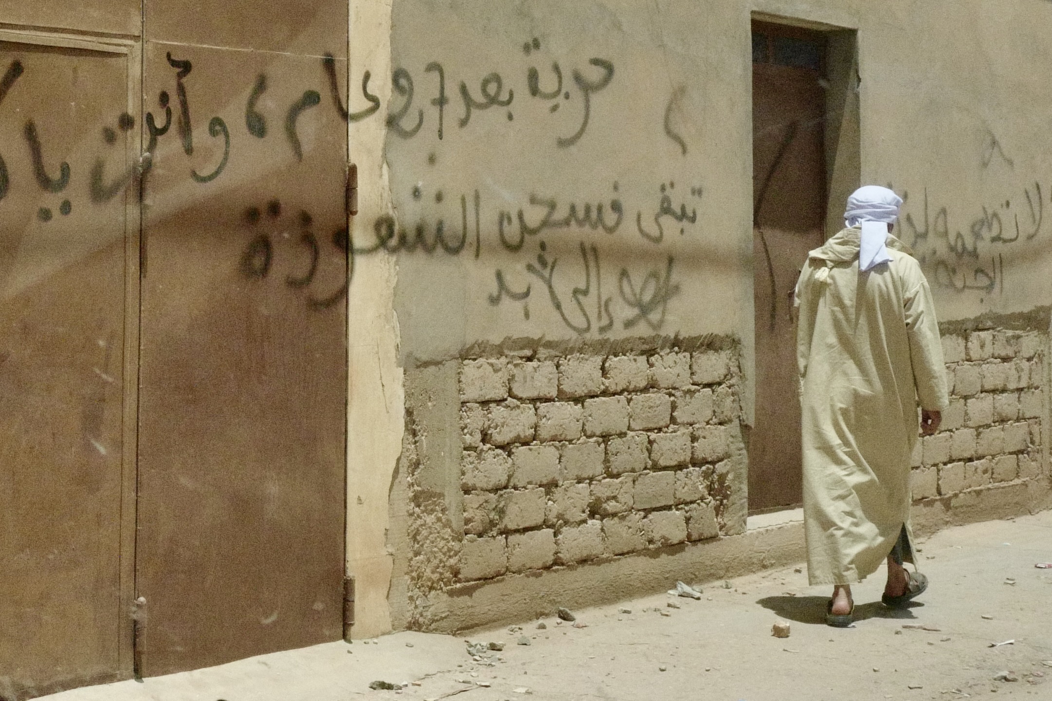 Grafitis en la casa del captor, que dicen “Liberado después de 27 años” y “Quédate en la cárcel para siempre, bruja”