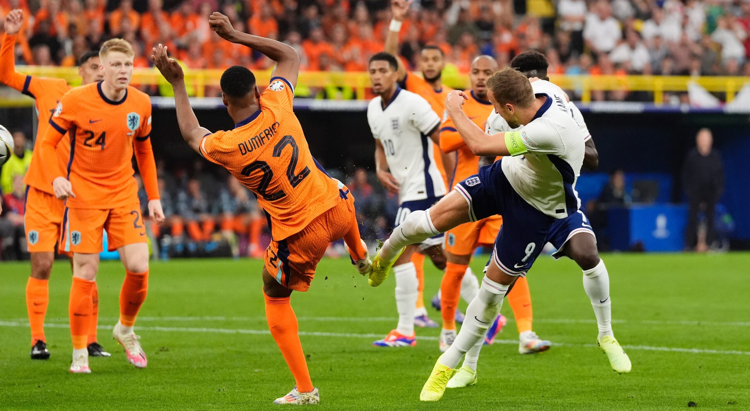 Inglaterra recibió un penalti cuestionable por parte del VAR después de que Dumfries derribara a Kane en el área...